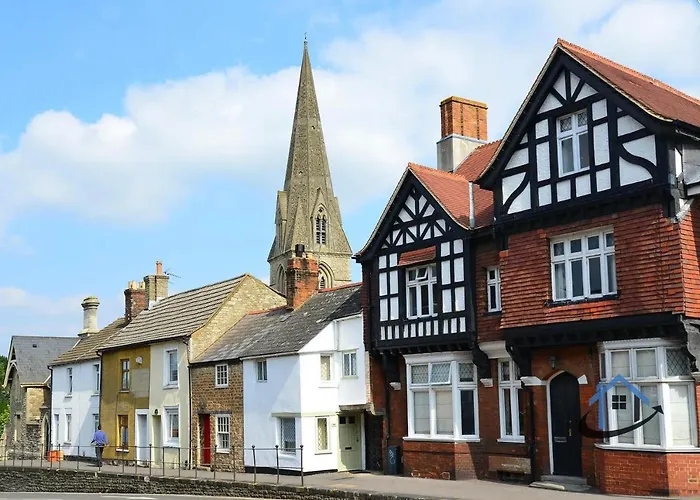 Davies House - Modern King Beds, Free Parking, Wifi, Contractors.