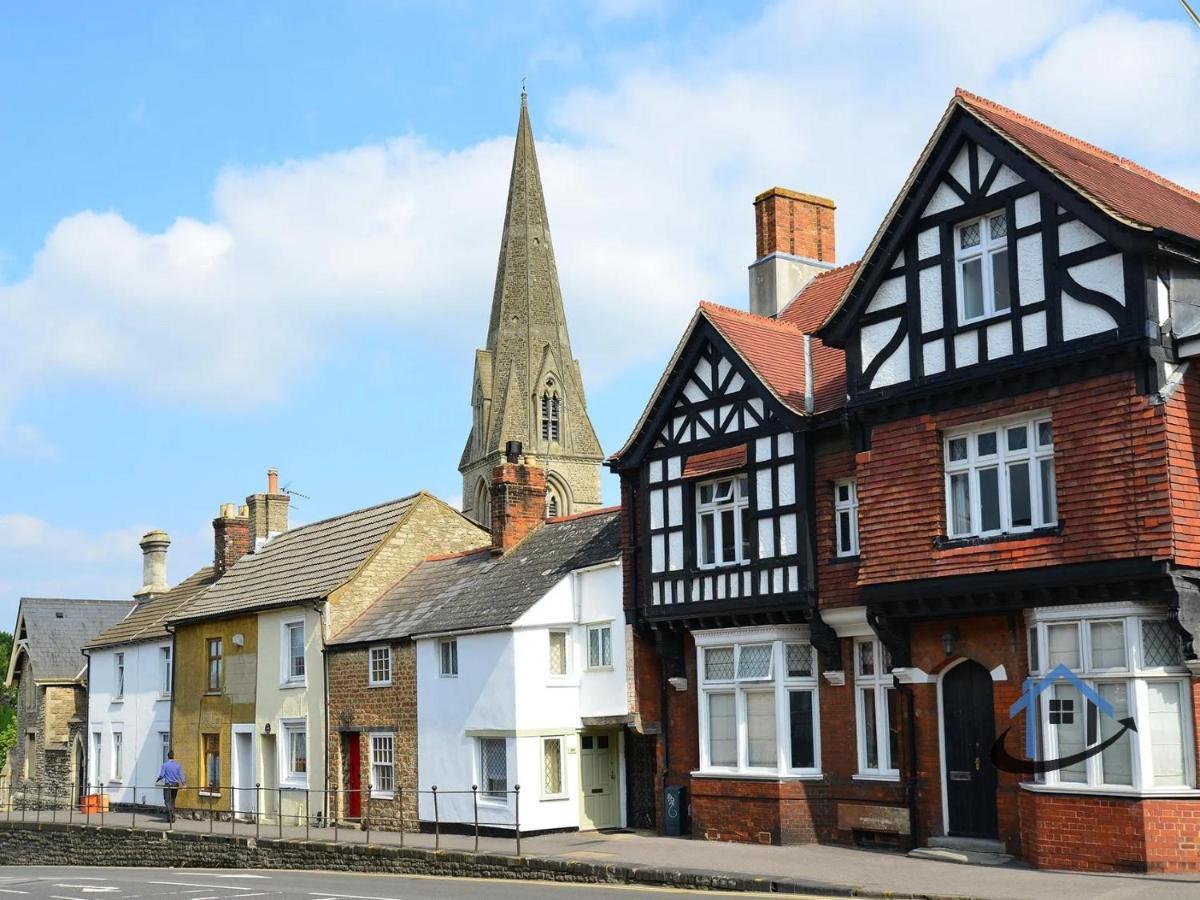 Davies House - Modern King Beds, Free Parking, Wifi, Contractors. Holiday home