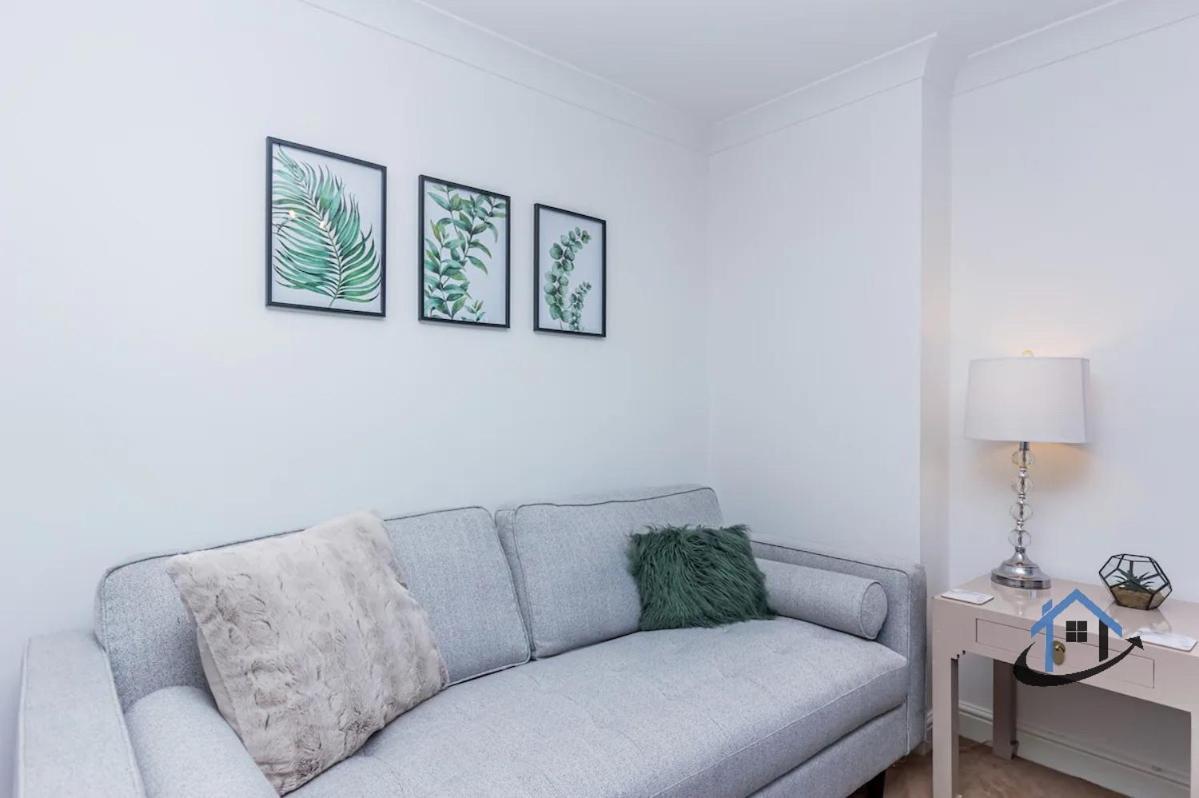 Holiday home Davies House - Modern King Beds, Free Parking, Wifi, Contractors. Swindon