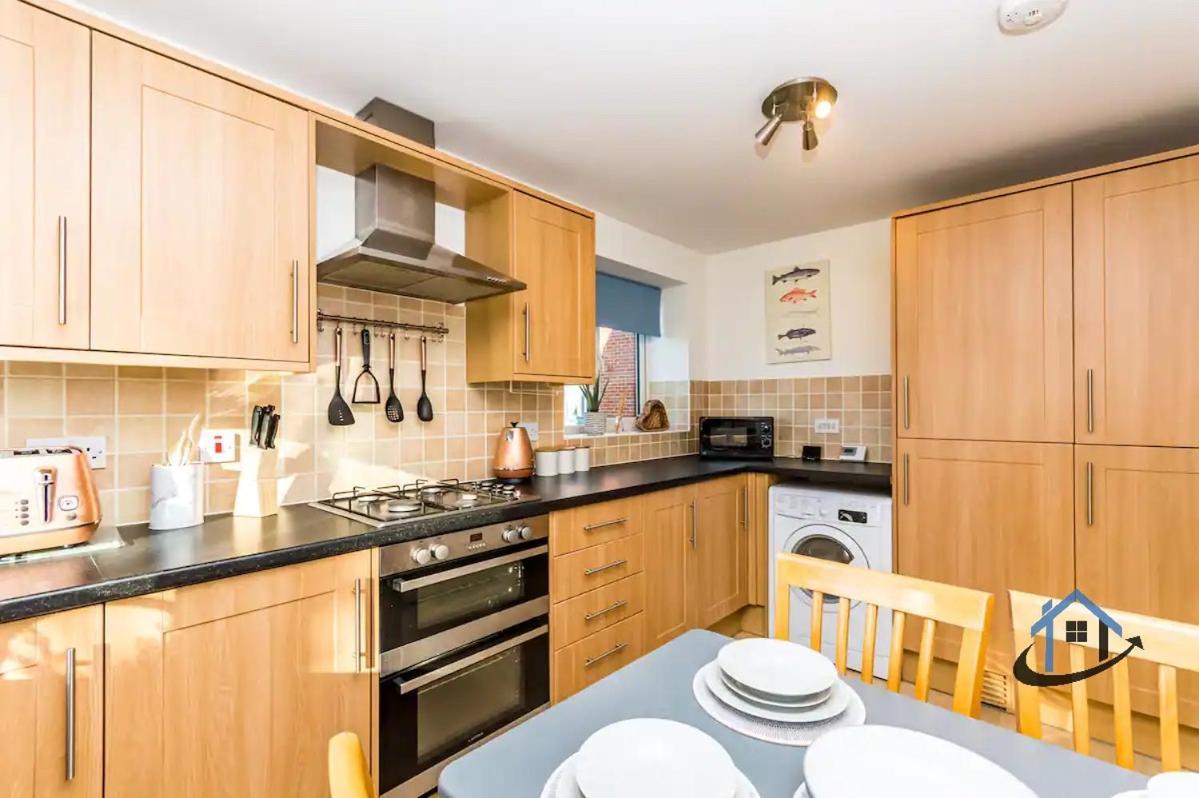 Holiday home Davies House - Modern King Beds, Free Parking, Wifi, Contractors. Swindon