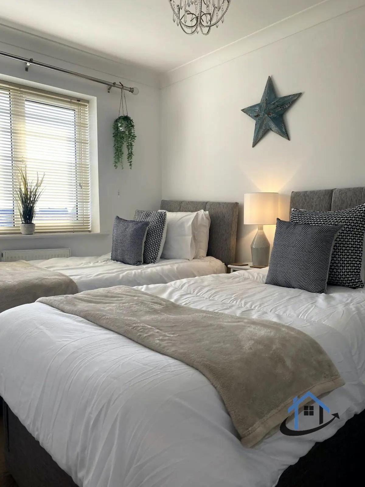 Holiday home Davies House - Modern King Beds, Free Parking, Wifi, Contractors.