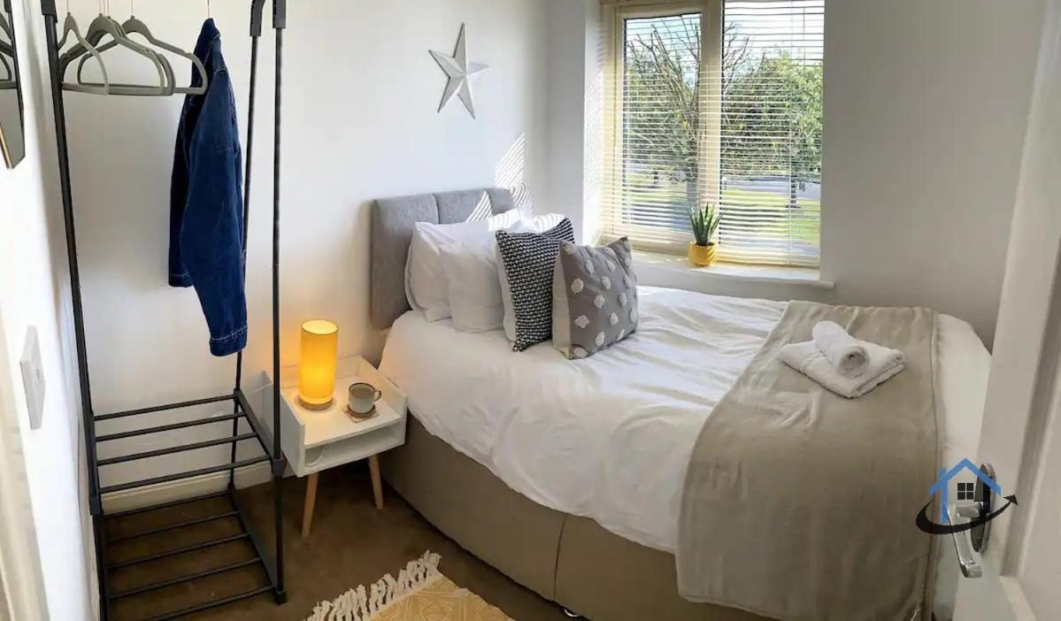 Holiday home Davies House - Modern King Beds, Free Parking, Wifi, Contractors.