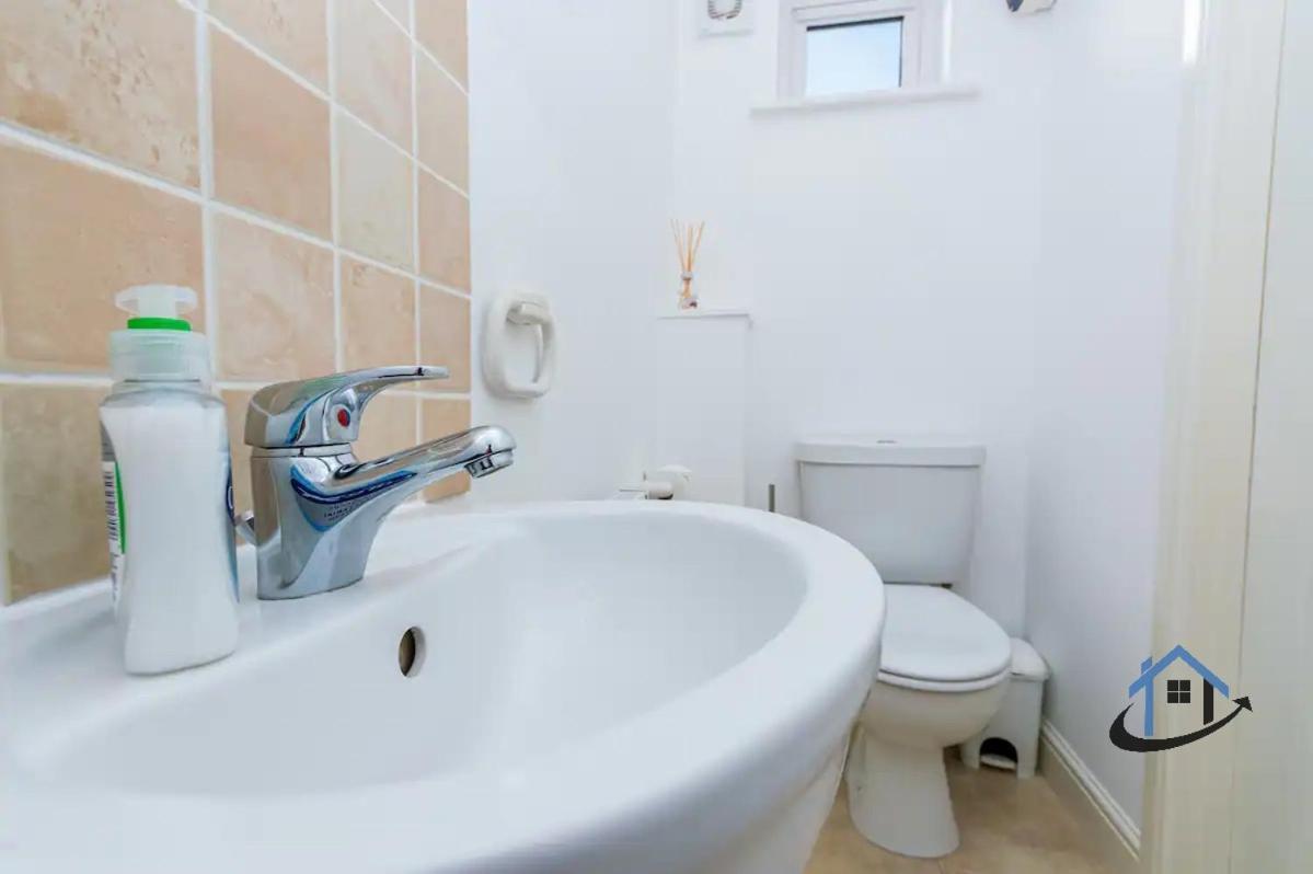 Davies House - Modern King Beds, Free Parking, Wifi, Contractors. Holiday home