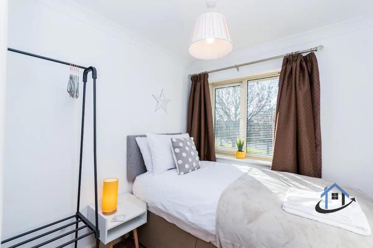 Holiday home Davies House - Modern King Beds, Free Parking, Wifi, Contractors. Swindon