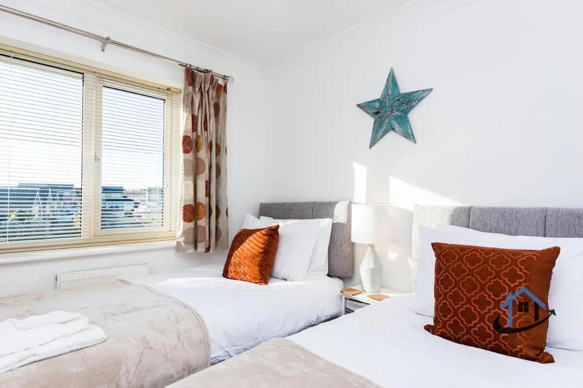 Davies House - Modern King Beds, Free Parking, Wifi, Contractors. Holiday home