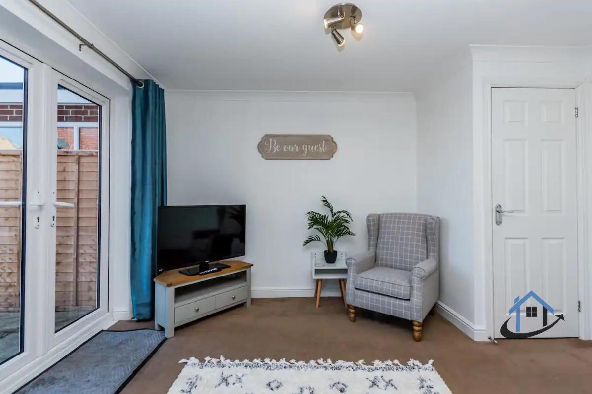 Davies House - Modern King Beds, Free Parking, Wifi, Contractors. Holiday home Swindon